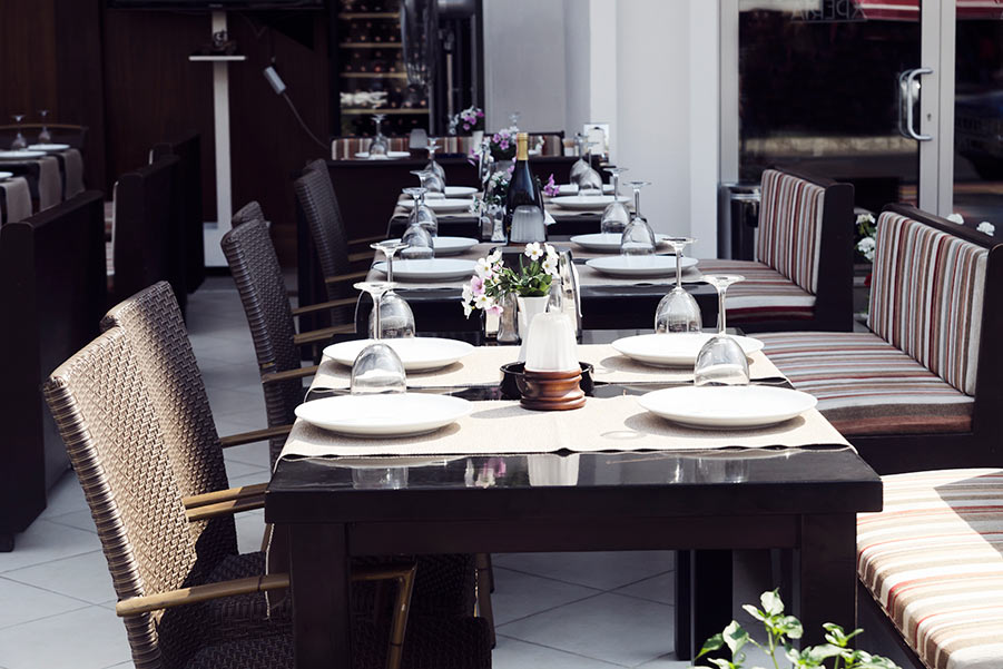 hospitality-cleaning-restaurant-table